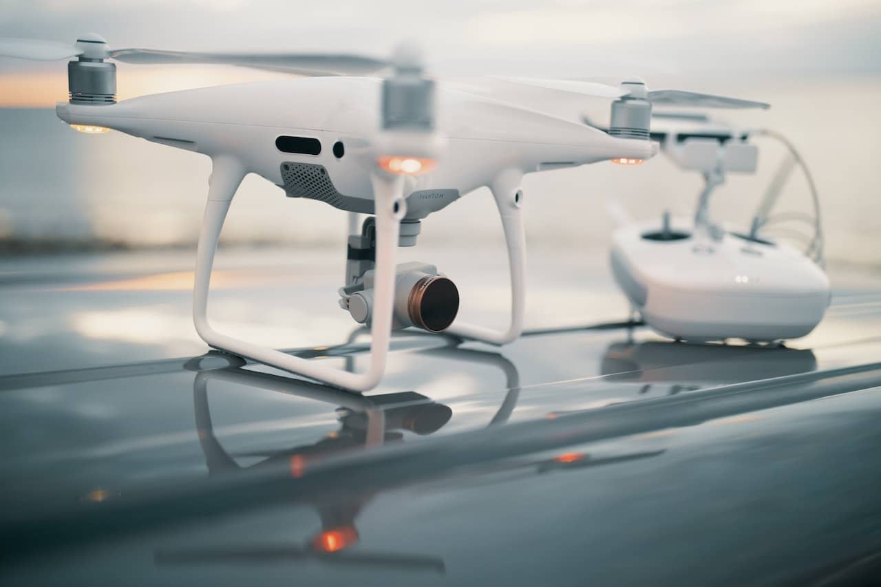 Drohnenaufnahmen Kontakt - Drohne auf Autodach - Rautenberg Media